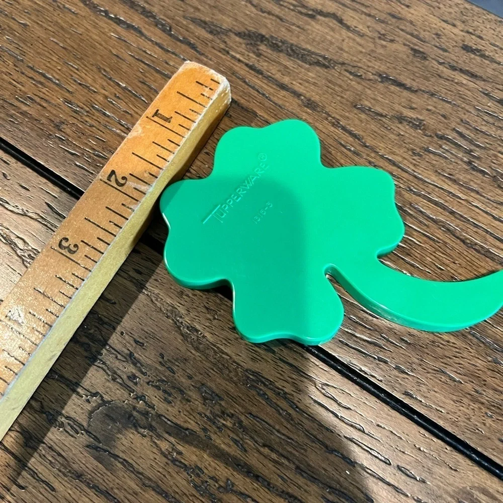 Vintage TUPPERWARE Shamrock Cookie Cutter 1316-2 Sturdy Plastic